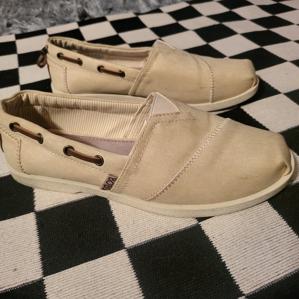 Bob's Chill Luxe Memory Foam Cinch Collared Flat sz 8 Wmns in Natural